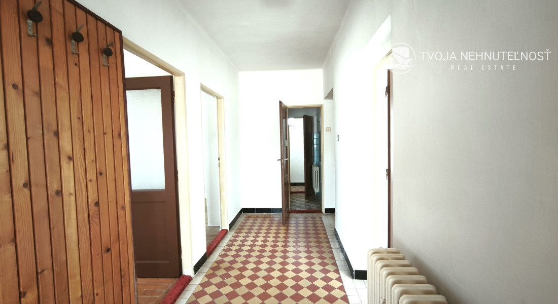 Dvojgeneračný 6 izbový dom s možnosťou rozdelenia na dva samostatné byty, 13 km od PO, v obci Lada