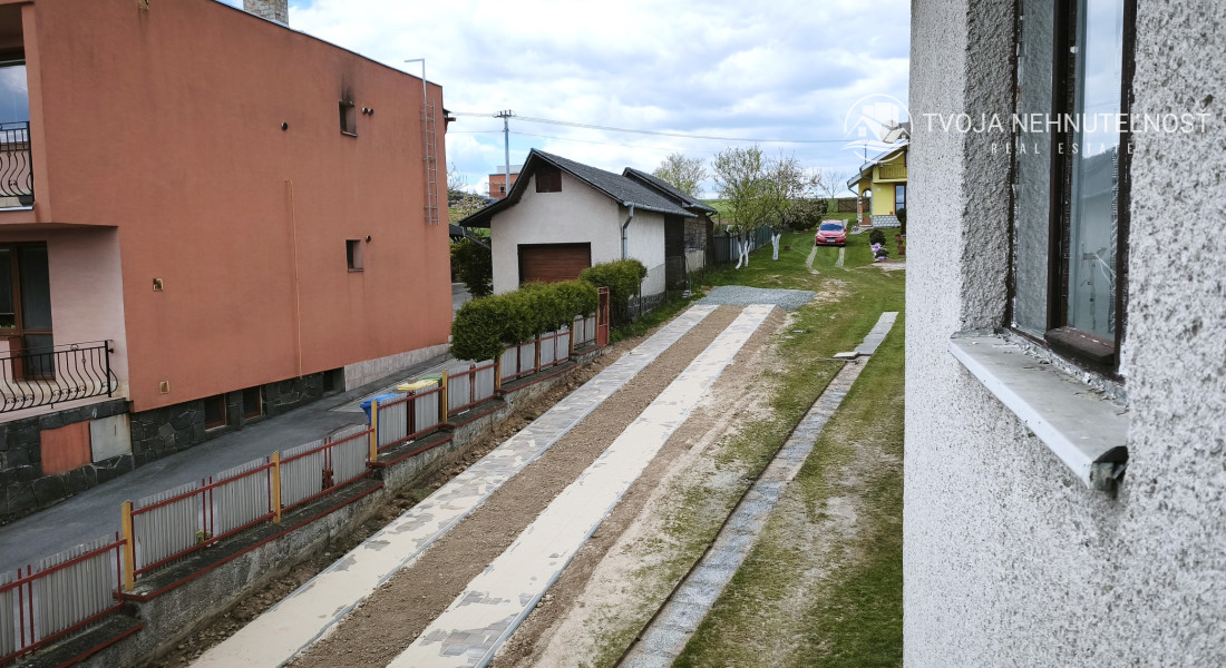 Dvojgeneračný 6 izbový dom s možnosťou rozdelenia na dva samostatné byty, 13 km od PO, v obci Lada