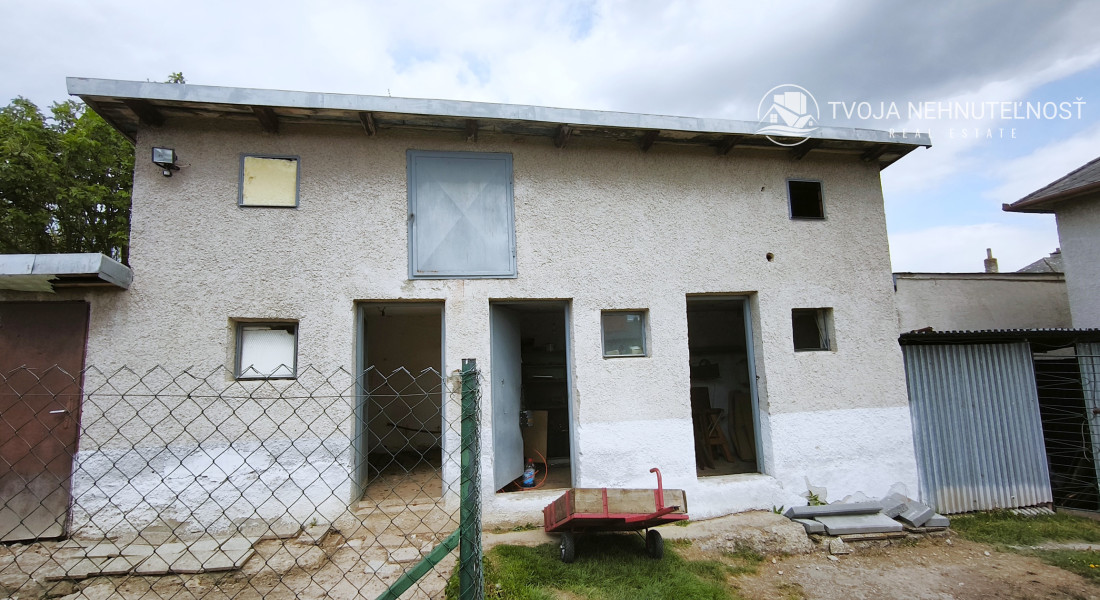 Dvojgeneračný 6 izbový dom s možnosťou rozdelenia na dva samostatné byty, 13 km od PO, v obci Lada
