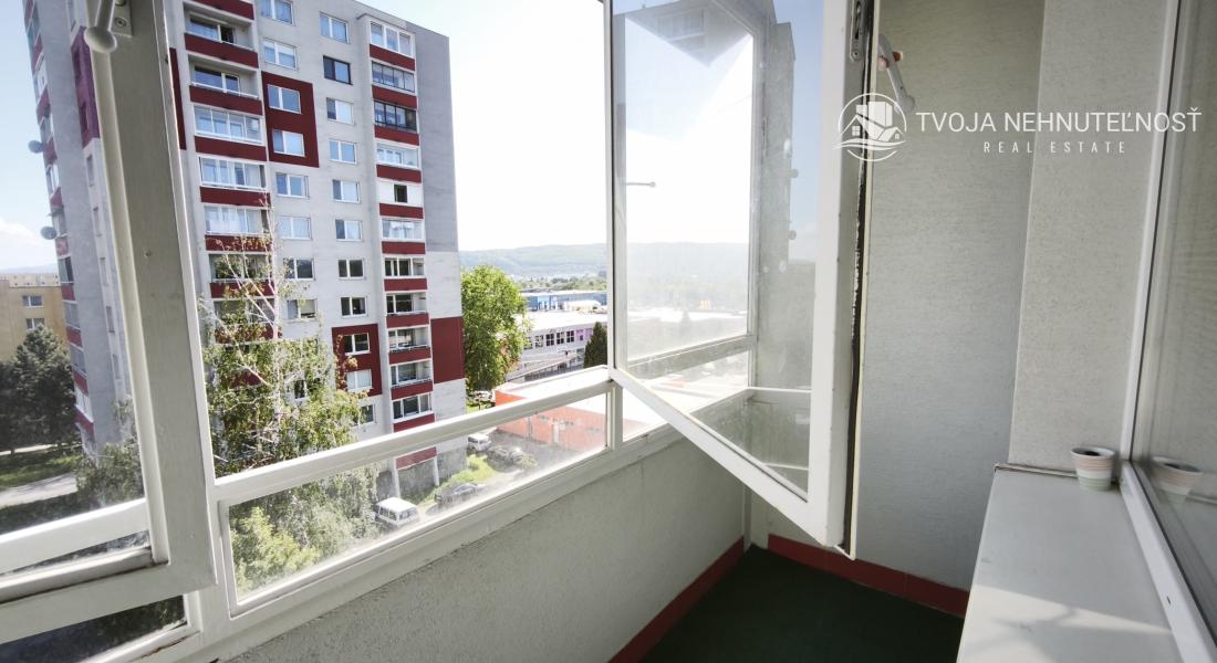 Kúpou voľný 3 izbový byt Sekčov Martina Benku, 59 m2, zariadený, s balkónom