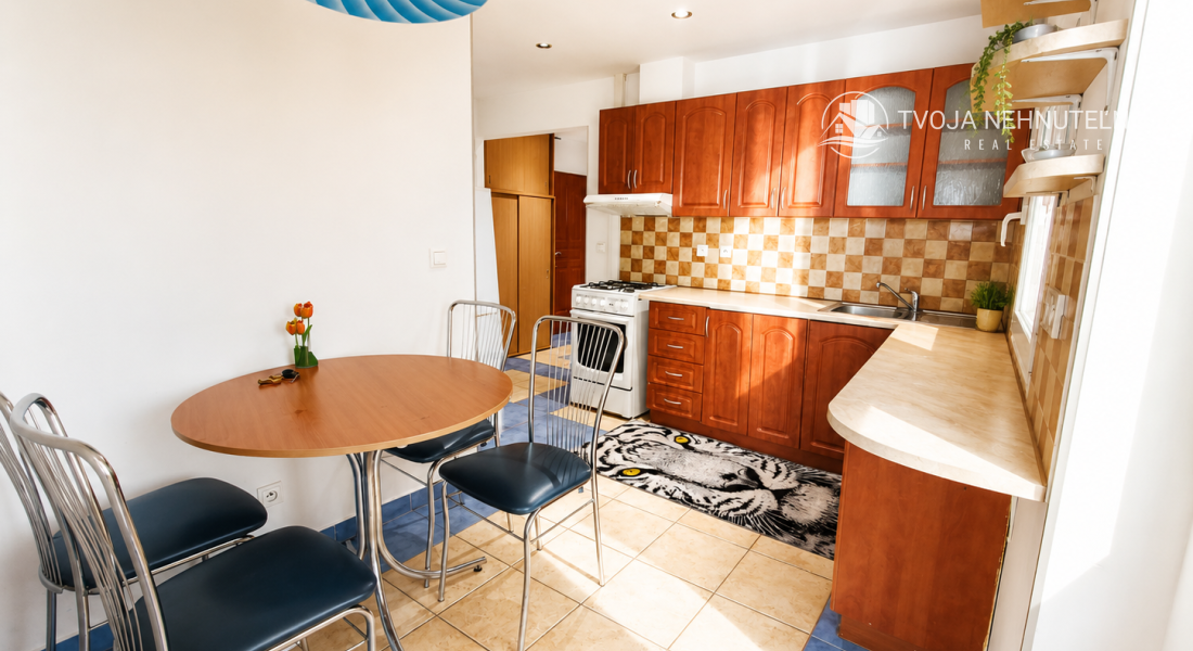 Kúpou voľný 3 izbový byt Sekčov Martina Benku, 59 m2, zariadený, s balkónom
