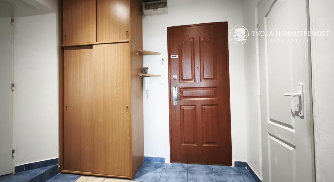 Kúpou voľný 3 izbový byt Sekčov Martina Benku, 59 m2, zariadený, s balkónom