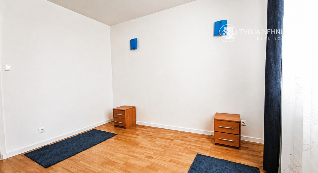 Kúpou voľný 3 izbový byt Sekčov Martina Benku, 59 m2, zariadený, s balkónom