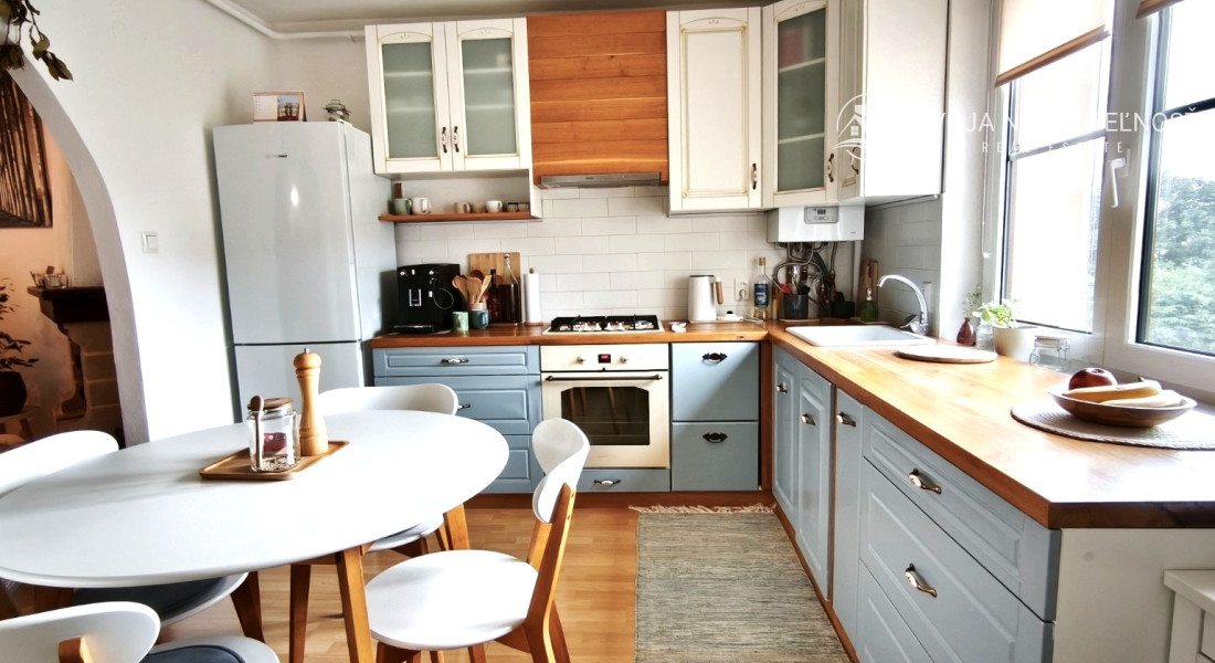 Komfortný veľký 2 izbový byt s garážou, loggia 16 m2, krb, Veselá ulica Prešov