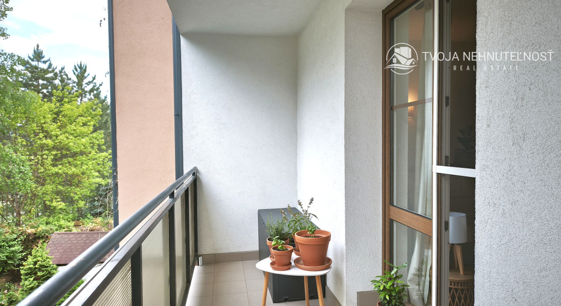 Komfortný veľký 2 izbový byt s garážou, loggia 16 m2, krb, Veselá ulica Prešov