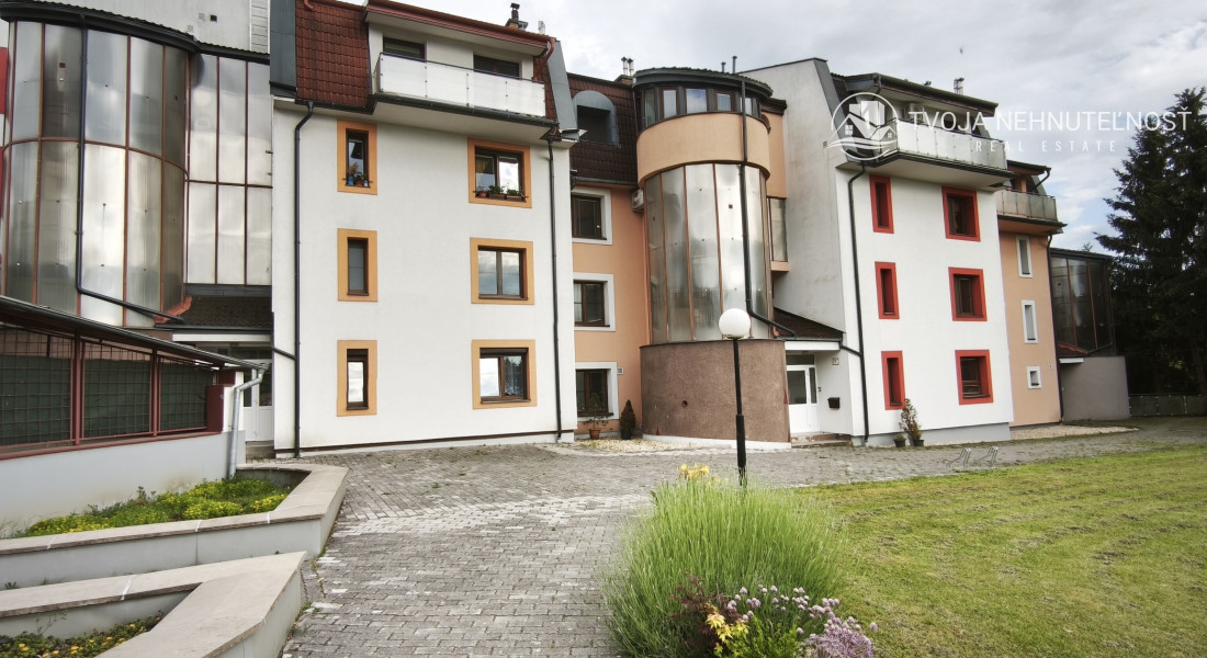 Komfortný veľký 2 izbový byt s garážou, loggia 16 m2, krb, Veselá ulica Prešov