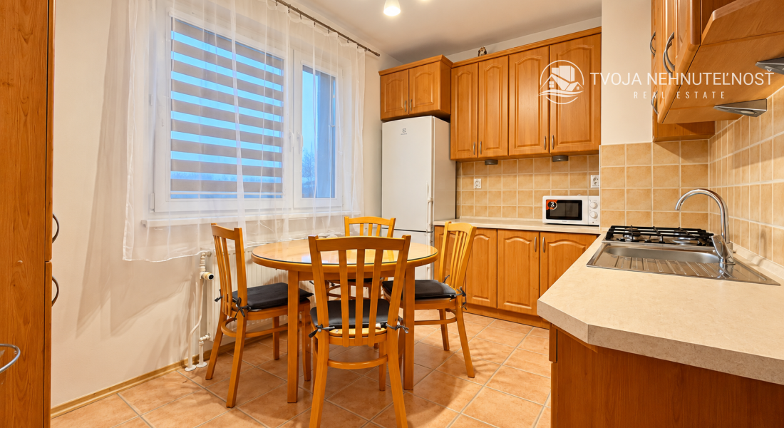 PRENÁJOM | Priestranný zariadený 3-izbový byt s veľkou loggiou – Popradská, Sekčov,  70 m² | 4. poschodie | Výťah | Zariadený | Voľný ihneď