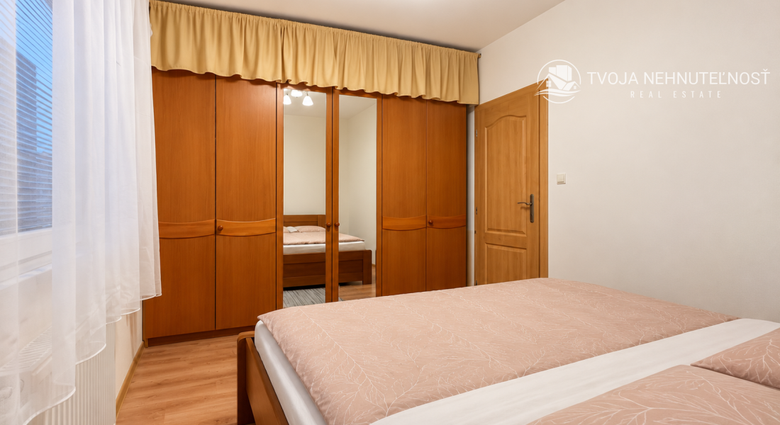 PRENÁJOM | Priestranný zariadený 3-izbový byt s veľkou loggiou – Popradská, Sekčov,  70 m² | 4. poschodie | Výťah | Zariadený | Voľný ihneď