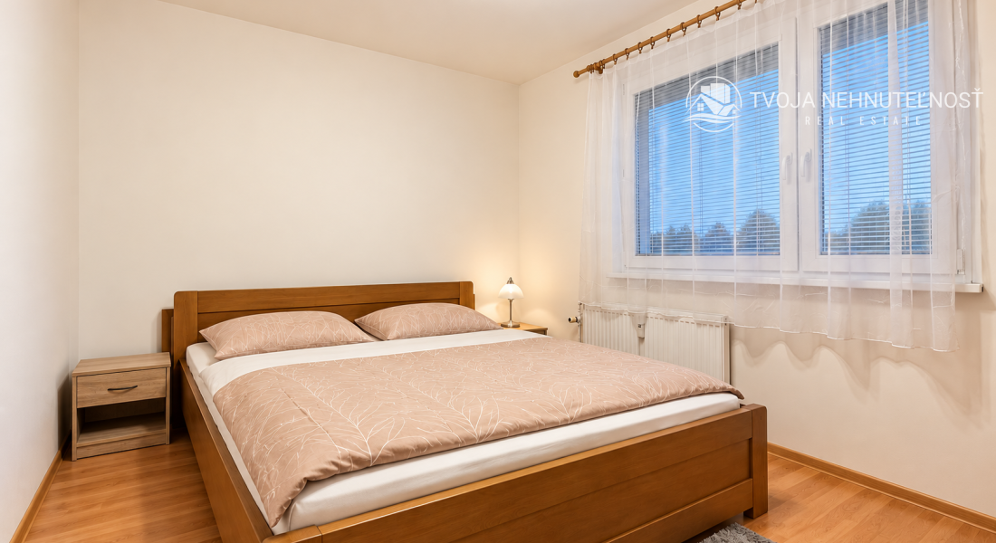 PRENÁJOM | Priestranný zariadený 3-izbový byt s veľkou loggiou – Popradská, Sekčov,  70 m² | 4. poschodie | Výťah | Zariadený | Voľný ihneď