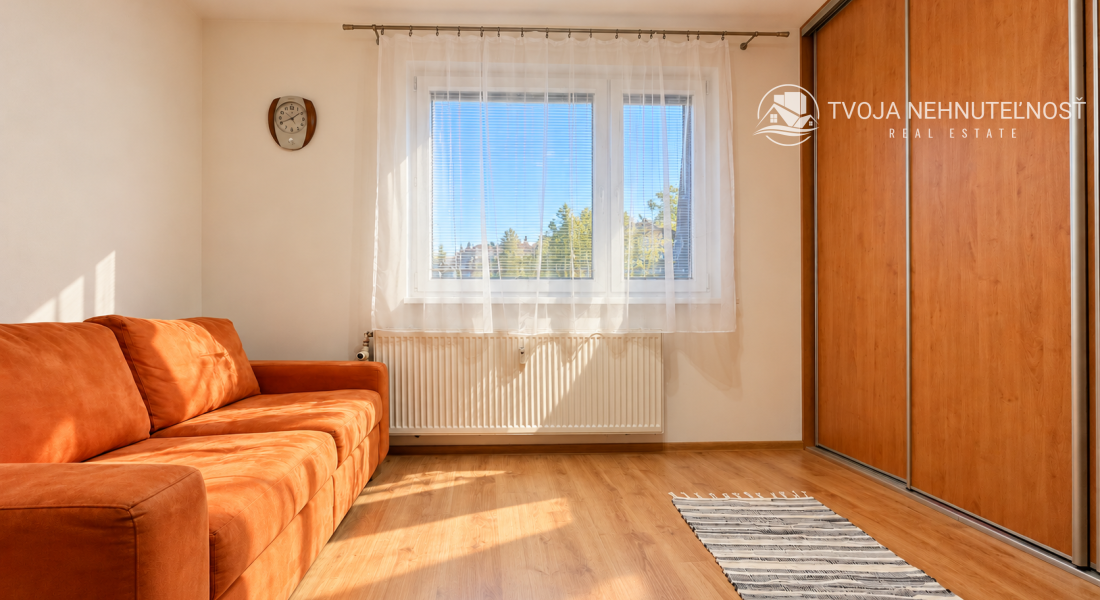 PRENÁJOM | Priestranný zariadený 3-izbový byt s veľkou loggiou – Popradská, Sekčov,  70 m² | 4. poschodie | Výťah | Zariadený | Voľný ihneď