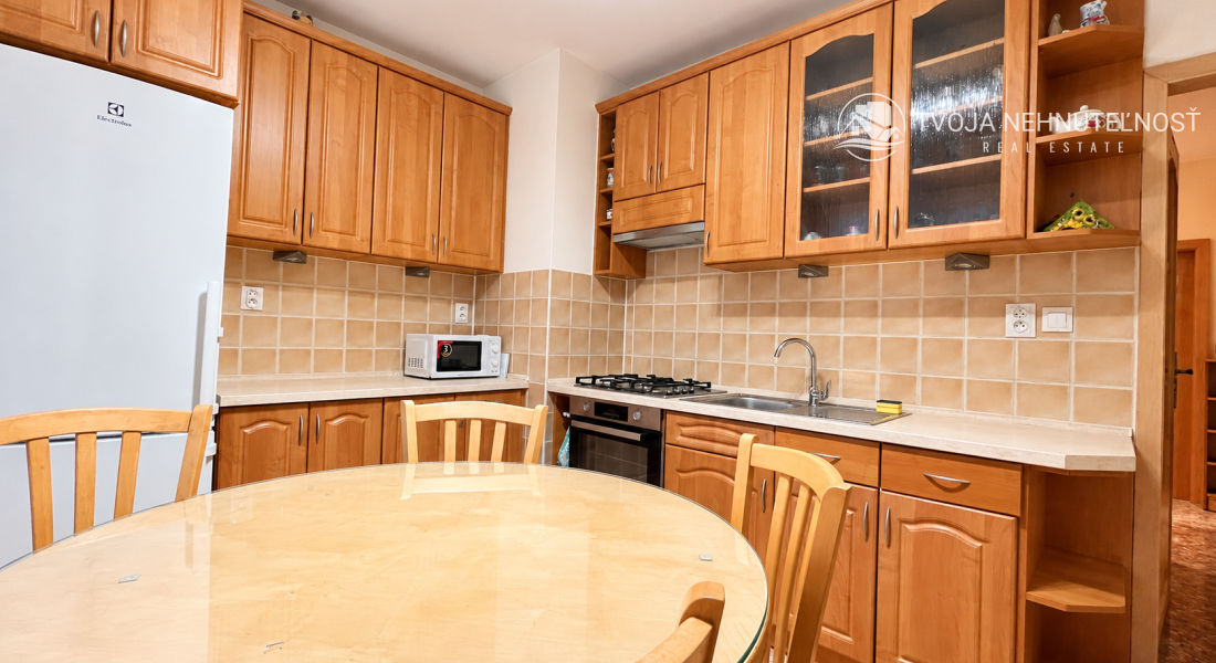 PRENÁJOM | Priestranný zariadený 3-izbový byt s veľkou loggiou – Popradská, Sekčov,  70 m² | 4. poschodie | Výťah | Zariadený | Voľný ihneď