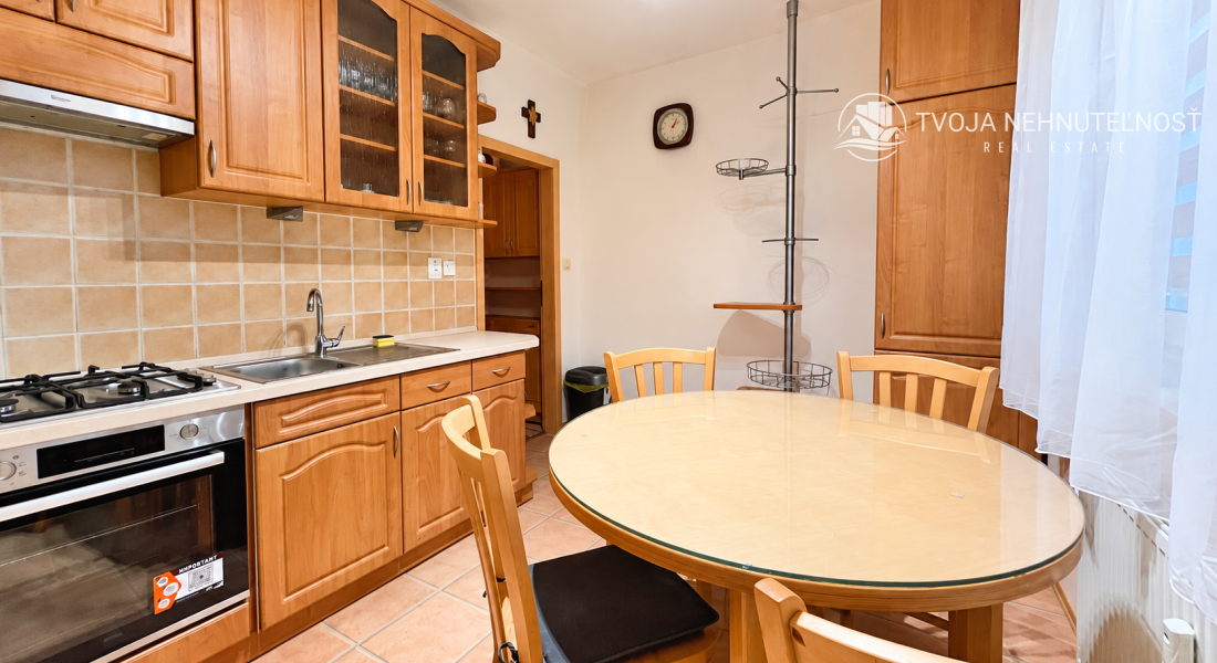 PRENÁJOM | Priestranný zariadený 3-izbový byt s veľkou loggiou – Popradská, Sekčov,  70 m² | 4. poschodie | Výťah | Zariadený | Voľný ihneď