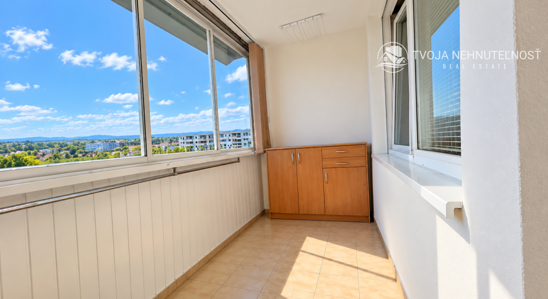 PRENÁJOM | Priestranný zariadený 3-izbový byt s veľkou loggiou – Popradská, Sekčov,  70 m² | 4. poschodie | Výťah | Zariadený | Voľný ihneď