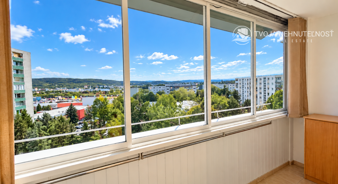 PRENÁJOM | Priestranný zariadený 3-izbový byt s veľkou loggiou – Popradská, Sekčov,  70 m² | 4. poschodie | Výťah | Zariadený | Voľný ihneď