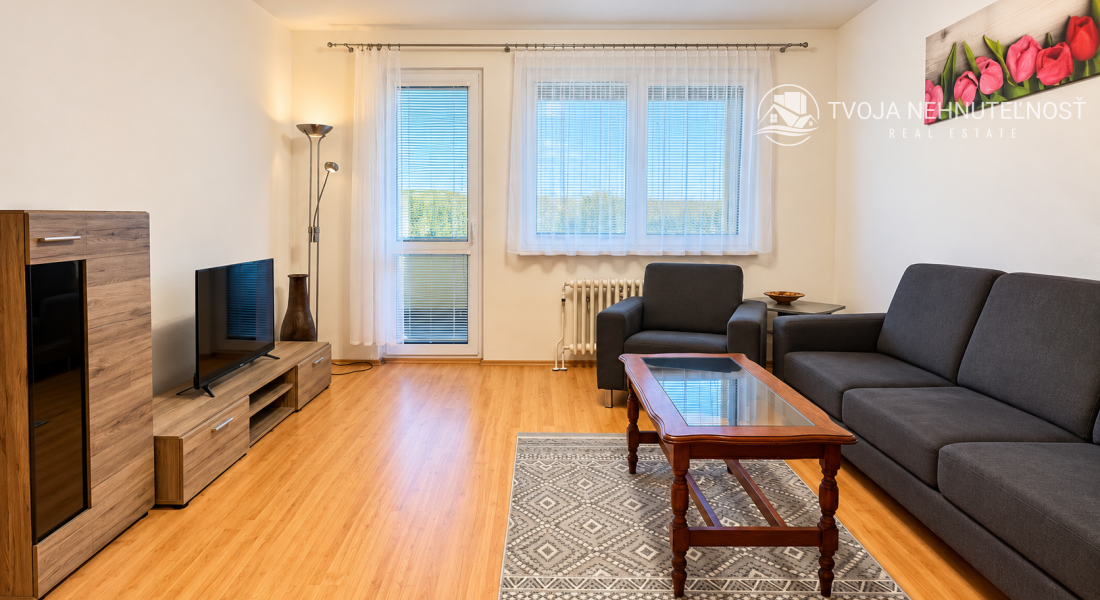 PRENÁJOM | Priestranný zariadený 3-izbový byt s veľkou loggiou – Popradská, Sekčov,  70 m² | 4. poschodie | Výťah | Zariadený | Voľný ihneď