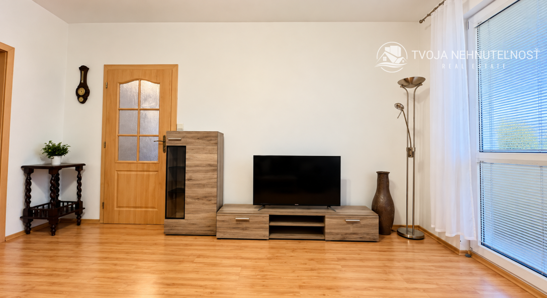 PRENÁJOM | Priestranný zariadený 3-izbový byt s veľkou loggiou – Popradská, Sekčov,  70 m² | 4. poschodie | Výťah | Zariadený | Voľný ihneď