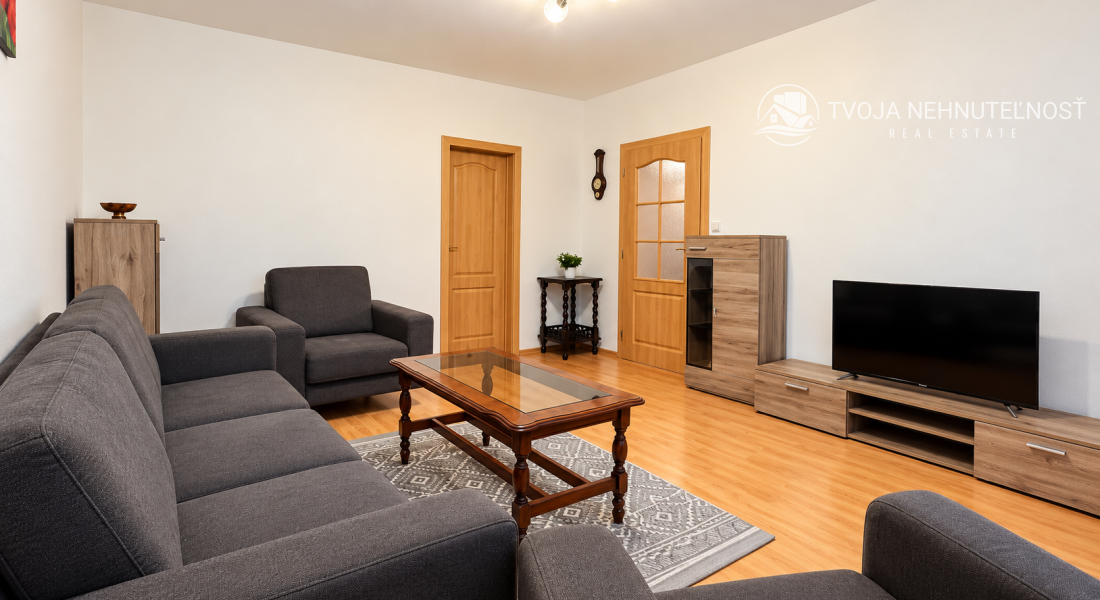 PRENÁJOM | Priestranný zariadený 3-izbový byt s veľkou loggiou – Popradská, Sekčov,  70 m² | 4. poschodie | Výťah | Zariadený | Voľný ihneď