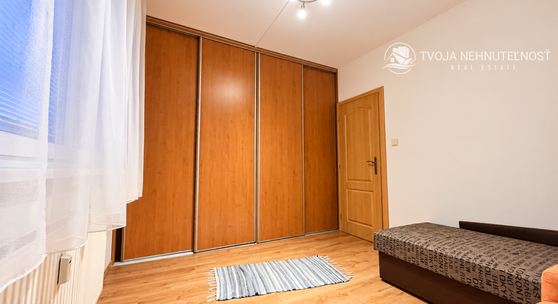 PRENÁJOM | Priestranný zariadený 3-izbový byt s veľkou loggiou – Popradská, Sekčov,  70 m² | 4. poschodie | Výťah | Zariadený | Voľný ihneď