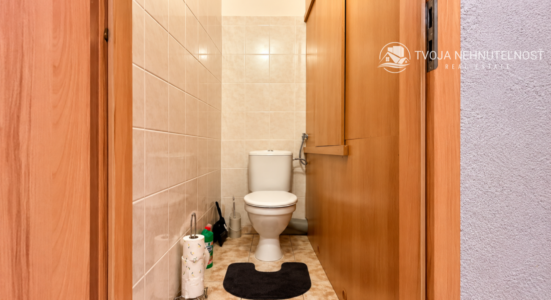 PRENÁJOM | Priestranný zariadený 3-izbový byt s veľkou loggiou – Popradská, Sekčov,  70 m² | 4. poschodie | Výťah | Zariadený | Voľný ihneď