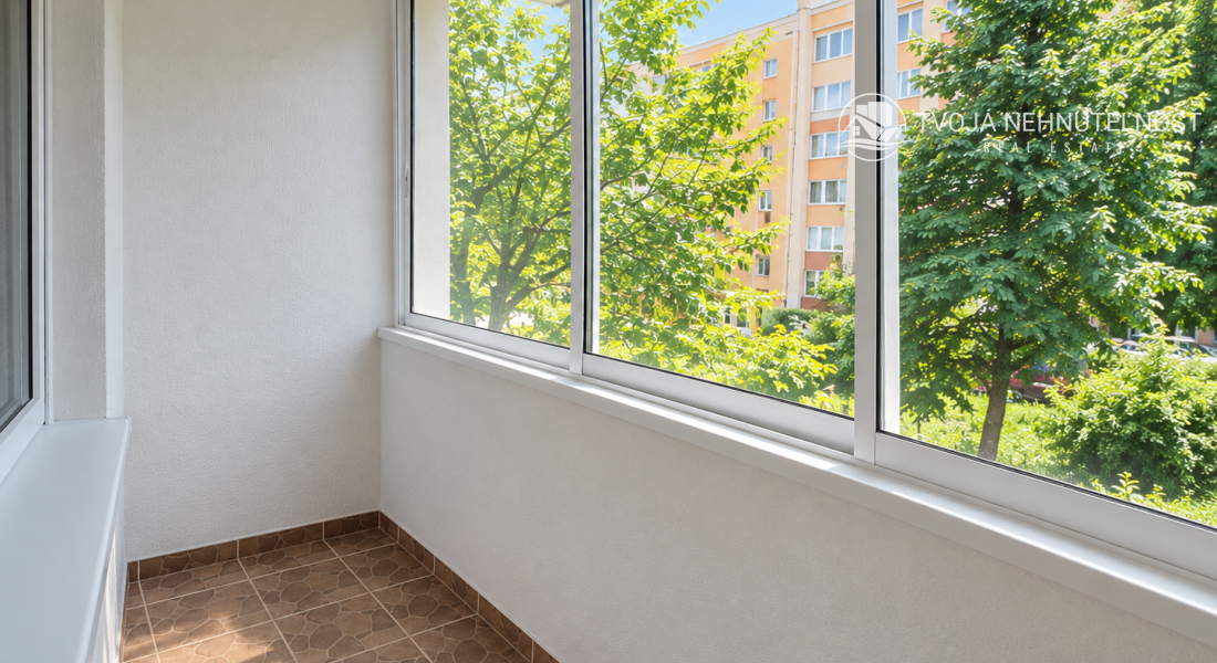 PRENÁJOM | 2-izbový byt so zasklenou loggiou v centre Prešova – 49 m²