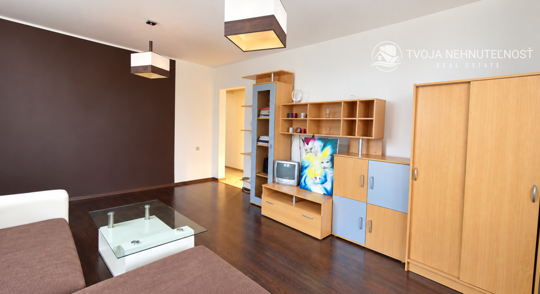 PRENÁJOM | 2-izbový byt so zasklenou loggiou v centre Prešova – 49 m²