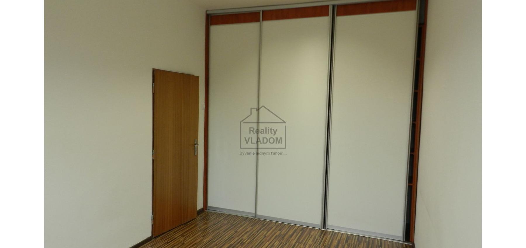 2 zariadené kancelárie, plocha 41 m2, v centre mesta.