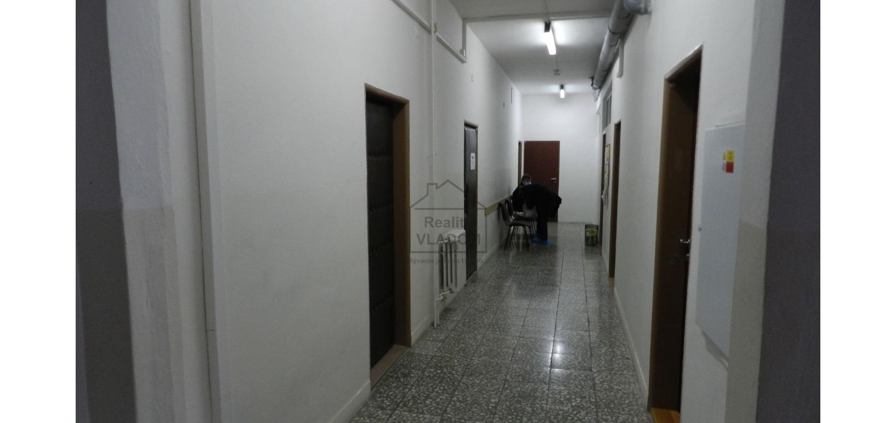 2 zariadené kancelárie, plocha 41 m2, v centre mesta.