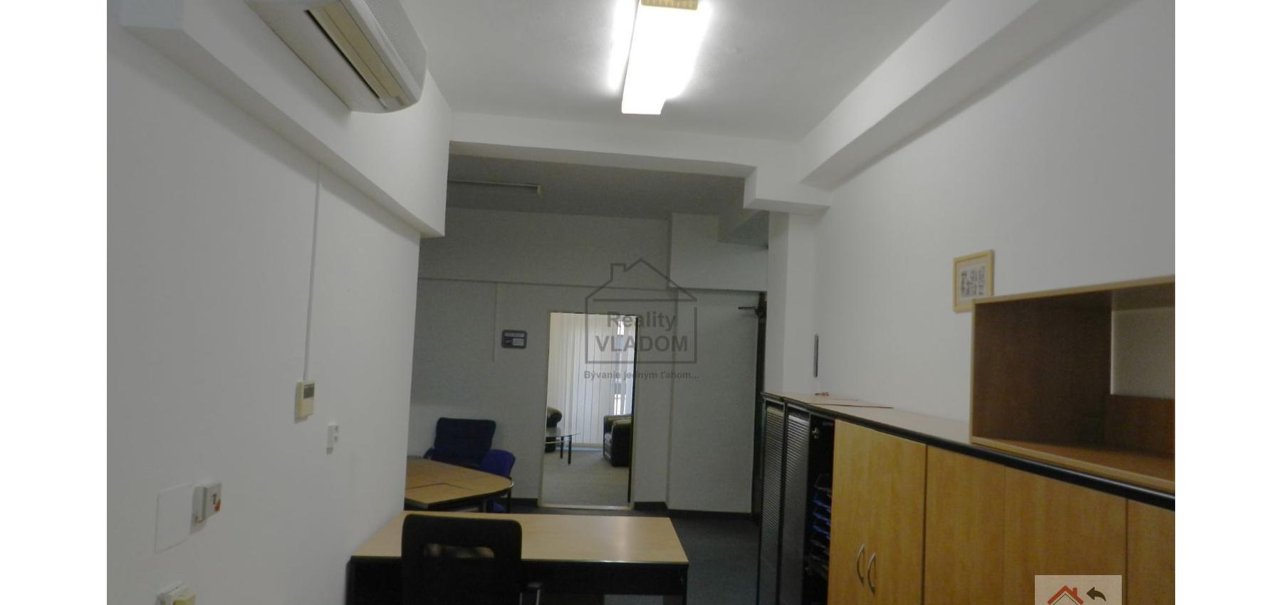 Administratívne priestory s klimatizáciou, plocha 73 m2.