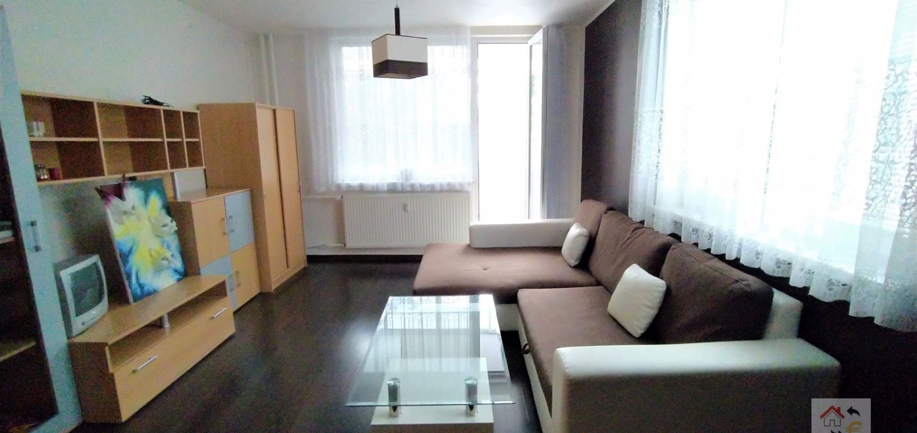 Voľný od 1.9.2024 - Krásny 2 izbový byt s balkónom v centre mesta, komplet rekonštrukcia, zariadený