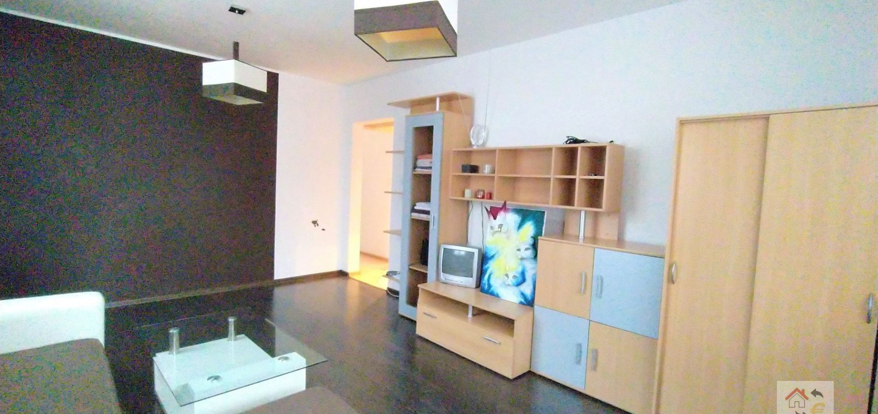 Voľný od 1.9.2024 - Krásny 2 izbový byt s balkónom v centre mesta, komplet rekonštrukcia, zariadený