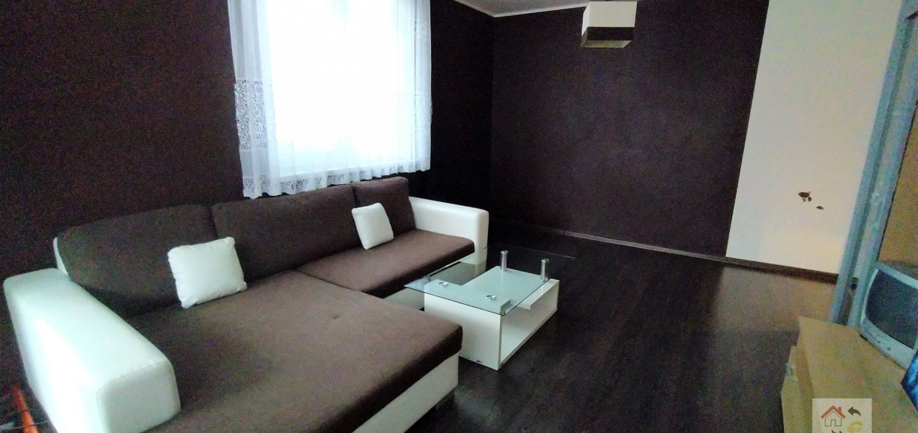 Voľný od 1.9.2024 - Krásny 2 izbový byt s balkónom v centre mesta, komplet rekonštrukcia, zariadený