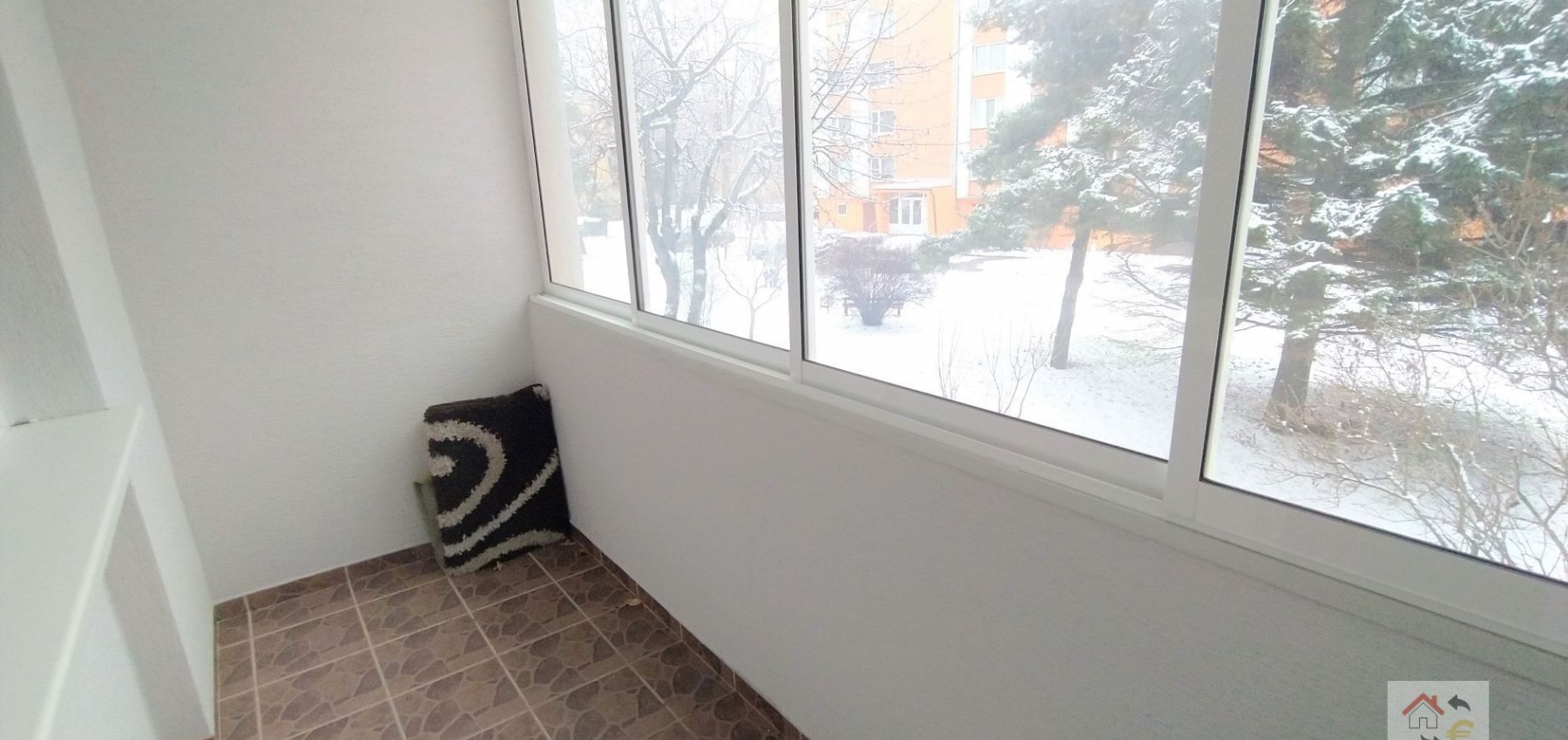 Voľný od 1.9.2024 - Krásny 2 izbový byt s balkónom v centre mesta, komplet rekonštrukcia, zariadený