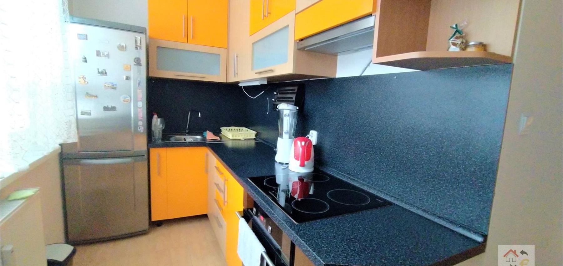 Voľný od 1.9.2024 - Krásny 2 izbový byt s balkónom v centre mesta, komplet rekonštrukcia, zariadený