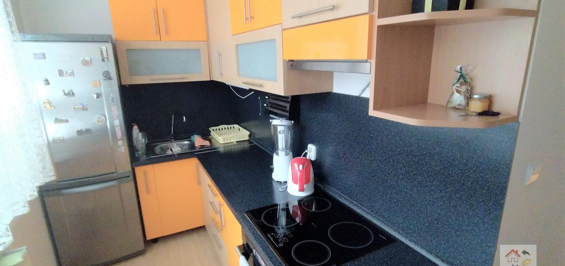 Voľný od 1.9.2024 - Krásny 2 izbový byt s balkónom v centre mesta, komplet rekonštrukcia, zariadený