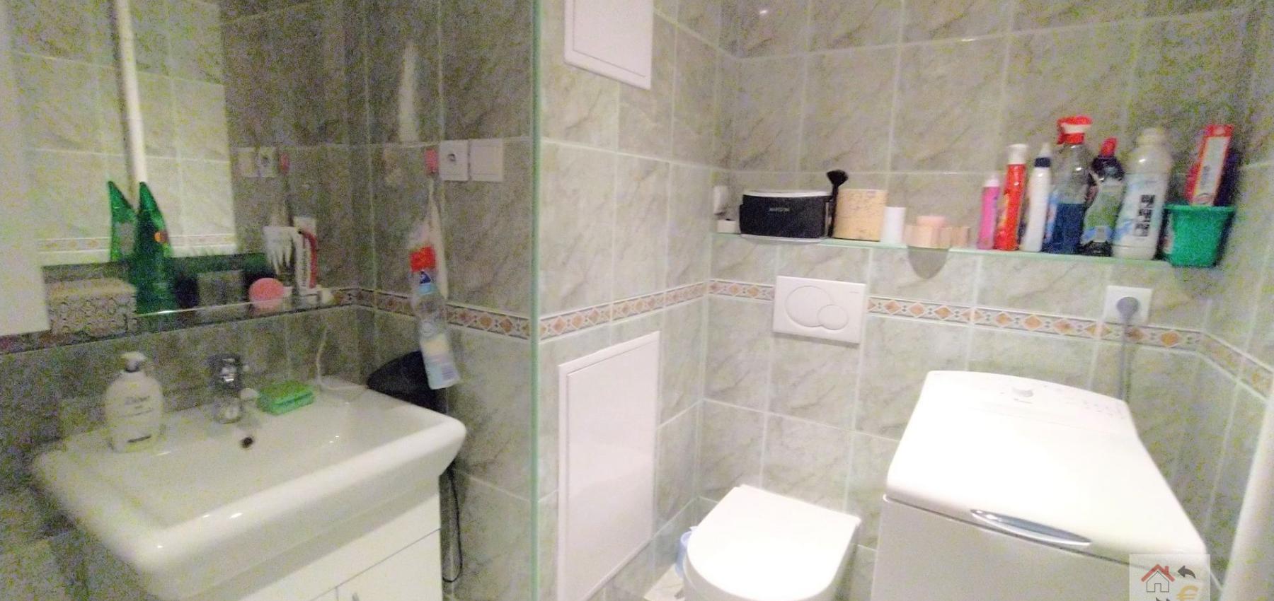 Voľný od 1.9.2024 - Krásny 2 izbový byt s balkónom v centre mesta, komplet rekonštrukcia, zariadený