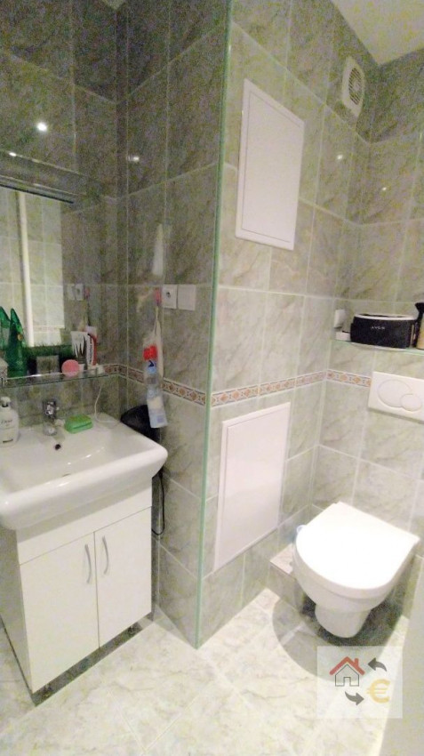 Voľný od 1.9.2024 - Krásny 2 izbový byt s balkónom v centre mesta, komplet rekonštrukcia, zariadený