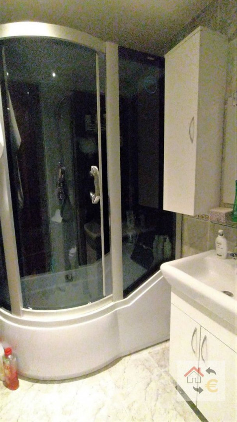 Voľný od 1.9.2024 - Krásny 2 izbový byt s balkónom v centre mesta, komplet rekonštrukcia, zariadený