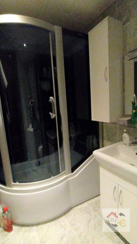 Voľný od 1.9.2024 - Krásny 2 izbový byt s balkónom v centre mesta, komplet rekonštrukcia, zariadený