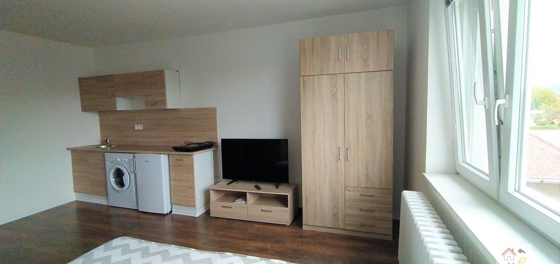 Prenajatý do 1.8.2024...Prenajatý do 1.9.2024...1 izbový byt s kuchynským kútom, komplet rekonštrukcia, plne zariadený