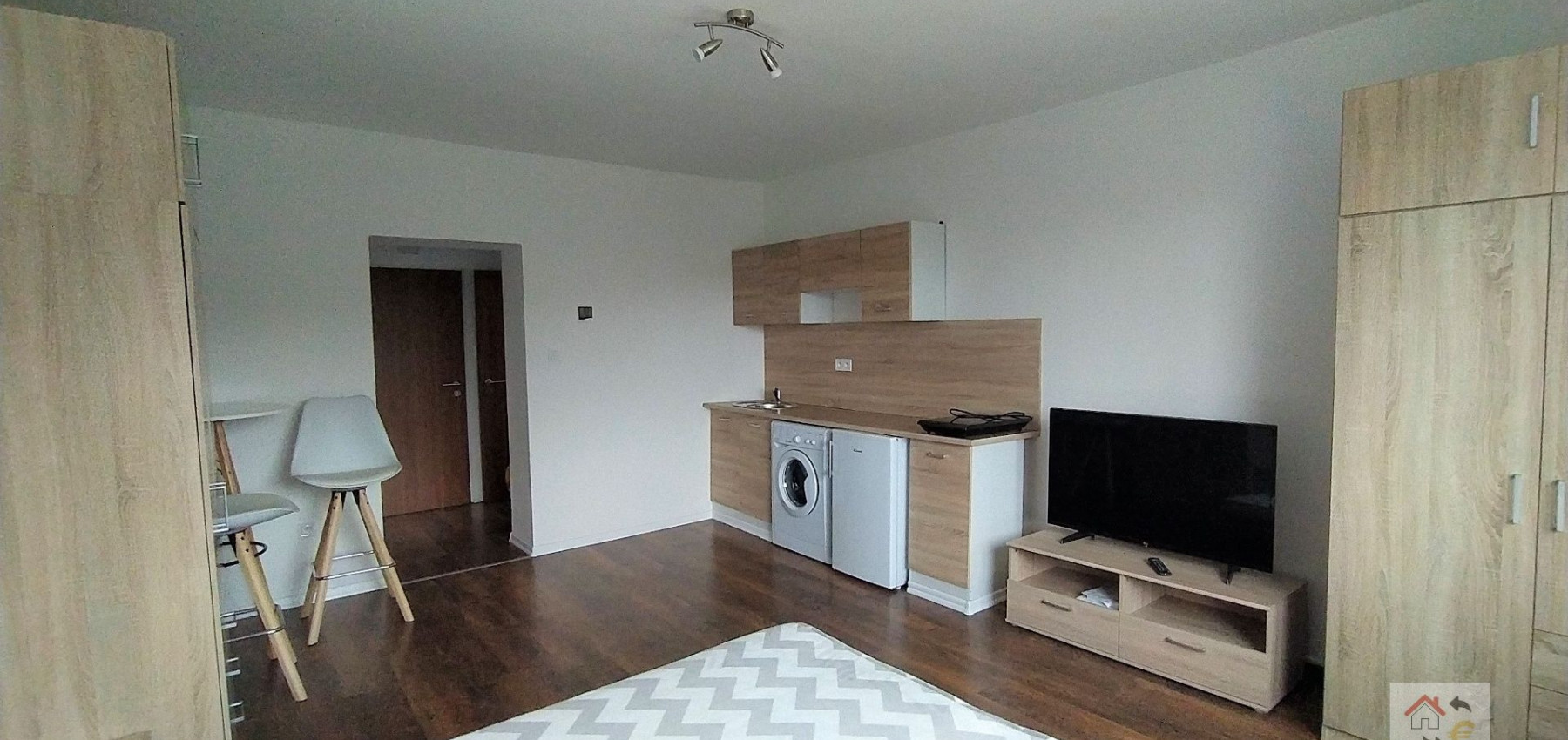 Prenajatý do 1.8.2024...Prenajatý do 1.9.2024...1 izbový byt s kuchynským kútom, komplet rekonštrukcia, plne zariadený