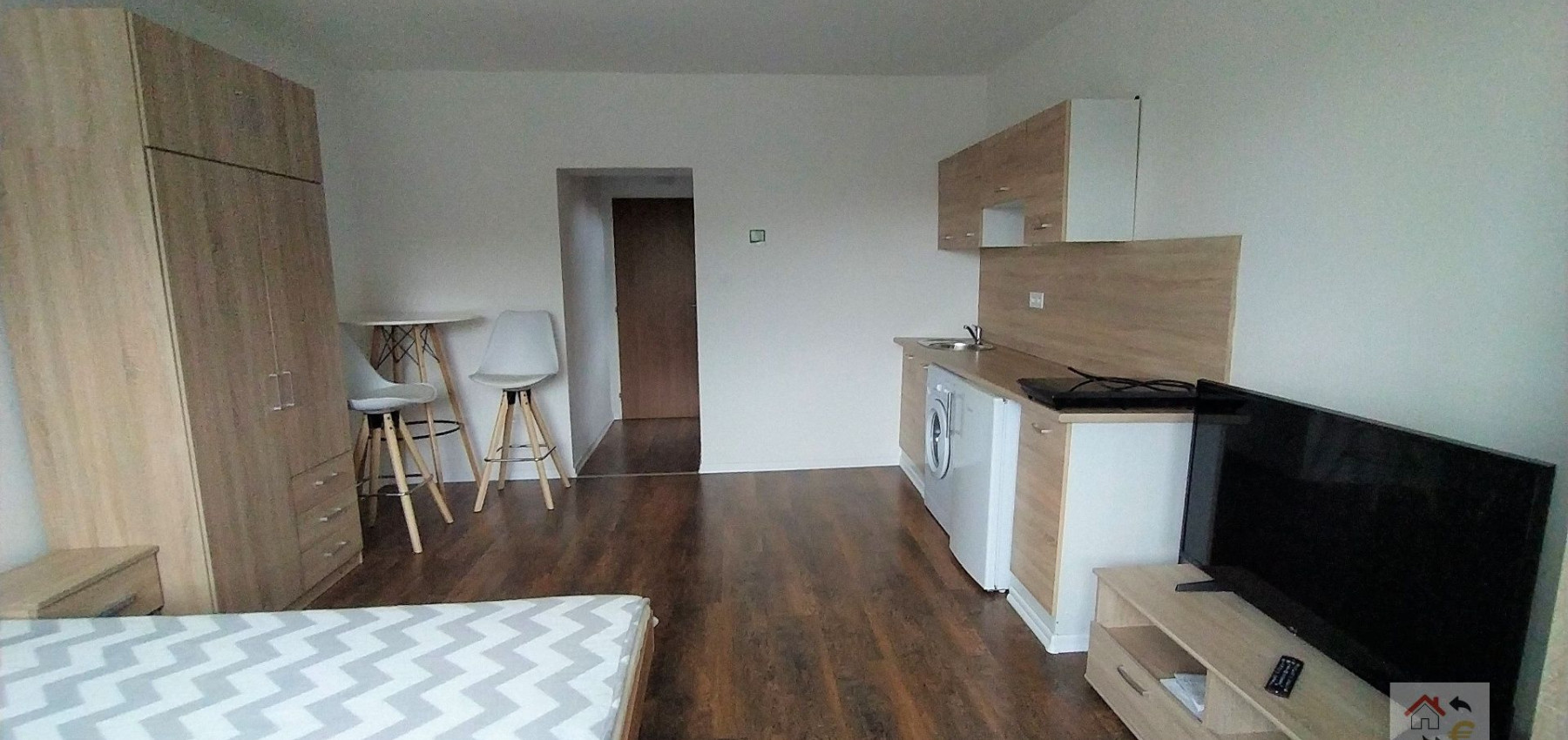 Prenajatý do 1.8.2024...Prenajatý do 1.9.2024...1 izbový byt s kuchynským kútom, komplet rekonštrukcia, plne zariadený