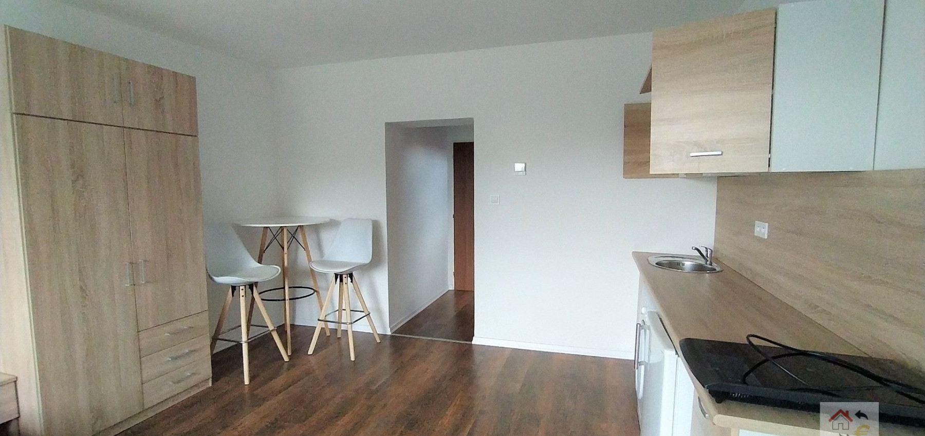 Prenajatý do 1.8.2024...Prenajatý do 1.9.2024...1 izbový byt s kuchynským kútom, komplet rekonštrukcia, plne zariadený