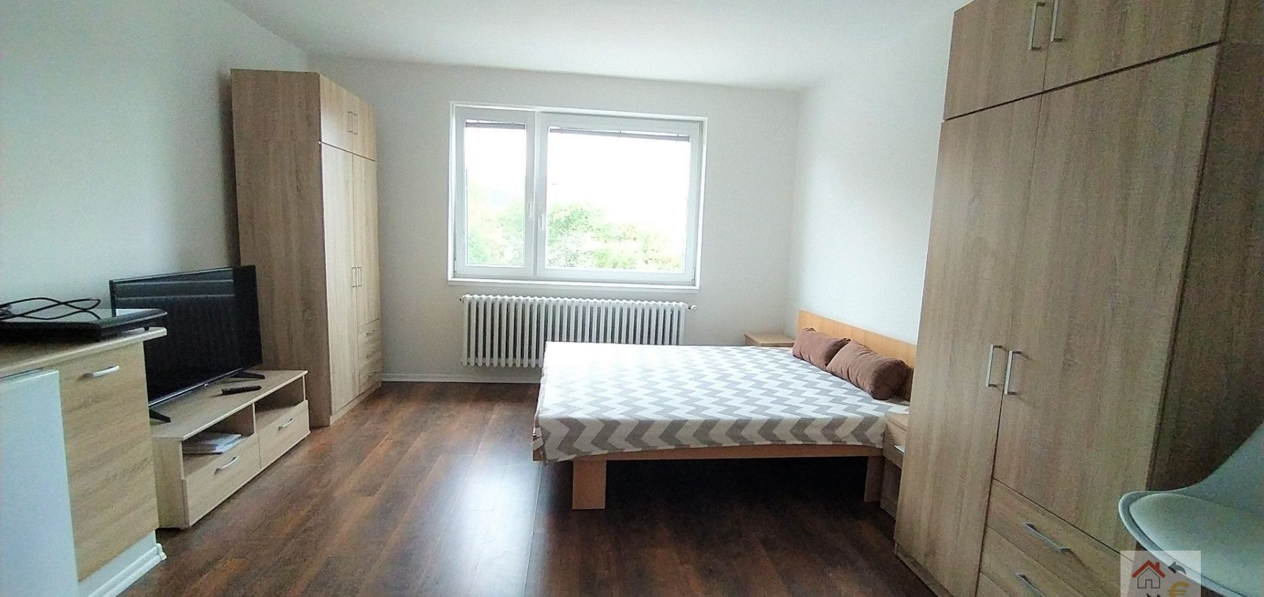 Prenajatý do 1.8.2024...Prenajatý do 1.9.2024...1 izbový byt s kuchynským kútom, komplet rekonštrukcia, plne zariadený