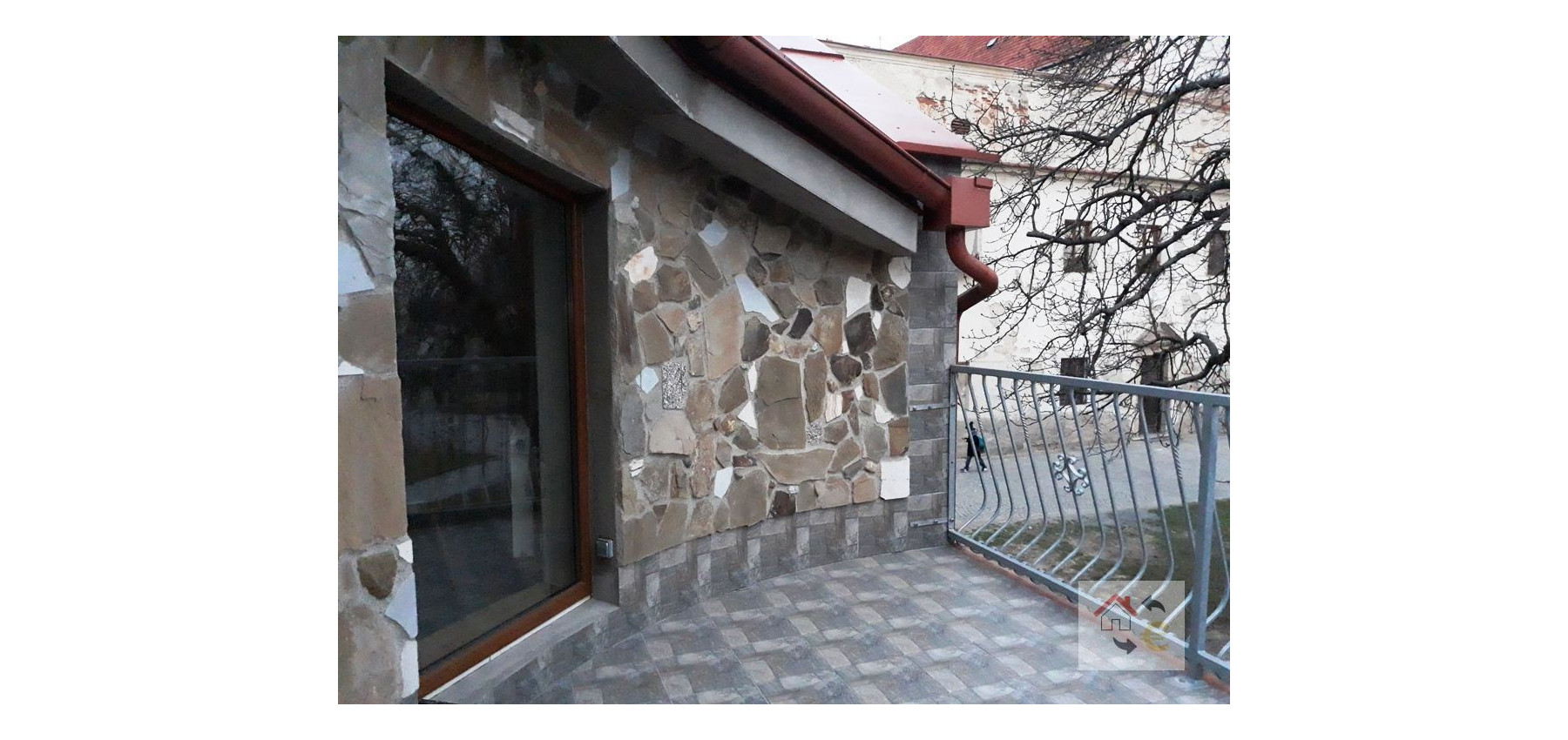 Voľný ihneď... priestranný bezbariérový 4 izbový byt s terasou v priamom centre Prešova, Františkánske námestie