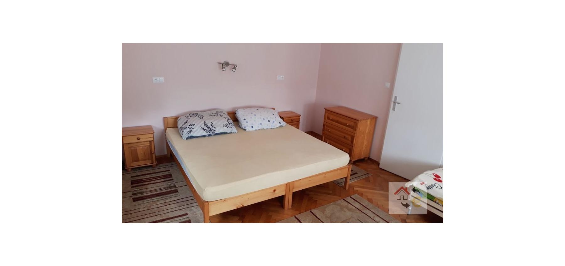 Prenajatý do 1.9.2026... Priestranný tehlový 3 izbový byt v centre mesta, zariadený