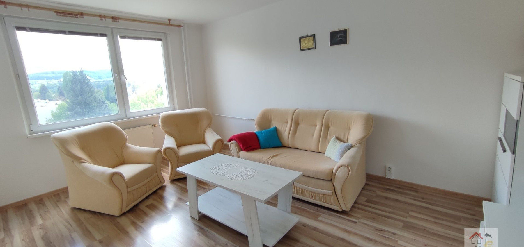 Prenajaté do 30.6. 2025 - 2 izbový priestranný byt v top lokalite Sídliska 2, kompletná rekonštrukcia, zariadený