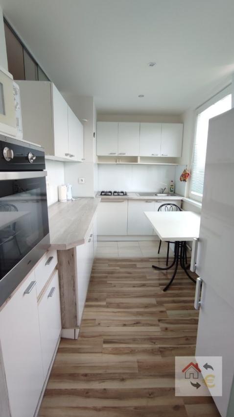 Prenajaté do 30.6. 2025 - 2 izbový priestranný byt v top lokalite Sídliska 2, kompletná rekonštrukcia, zariadený