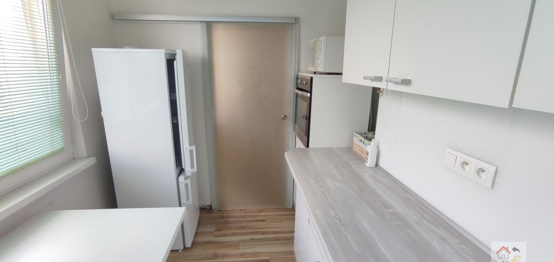 Prenajaté do 30.6. 2025 - 2 izbový priestranný byt v top lokalite Sídliska 2, kompletná rekonštrukcia, zariadený