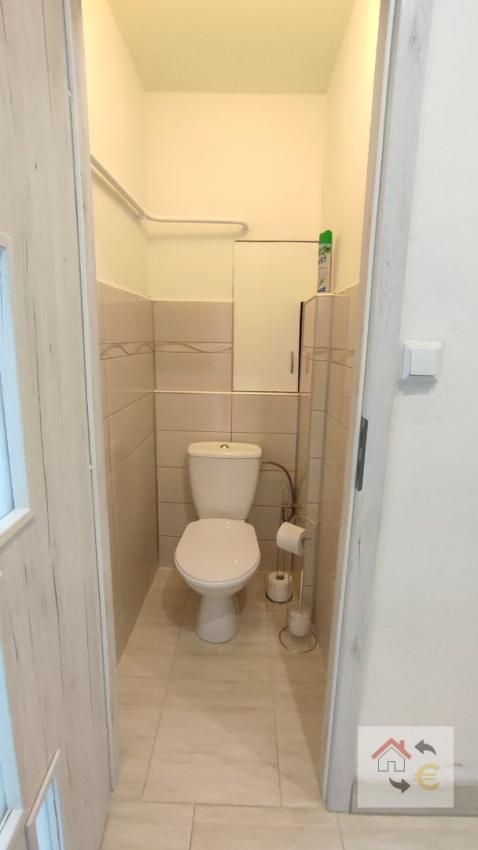 Prenajaté do 30.6. 2025 - 2 izbový priestranný byt v top lokalite Sídliska 2, kompletná rekonštrukcia, zariadený