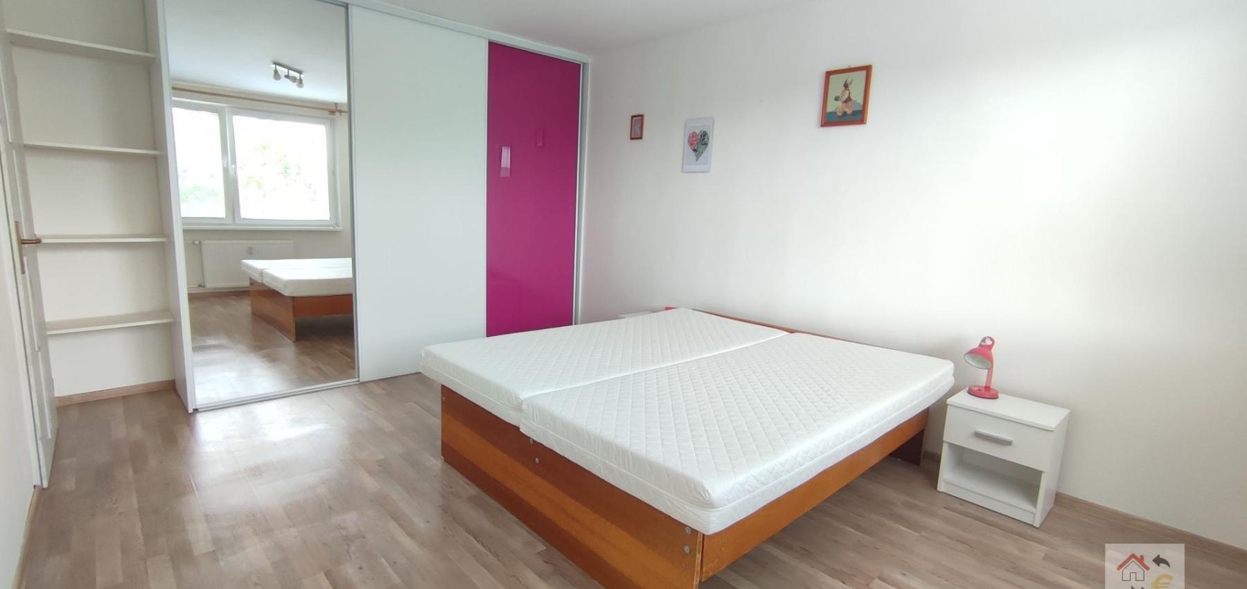 Prenajaté do 30.6. 2025 - 2 izbový priestranný byt v top lokalite Sídliska 2, kompletná rekonštrukcia, zariadený